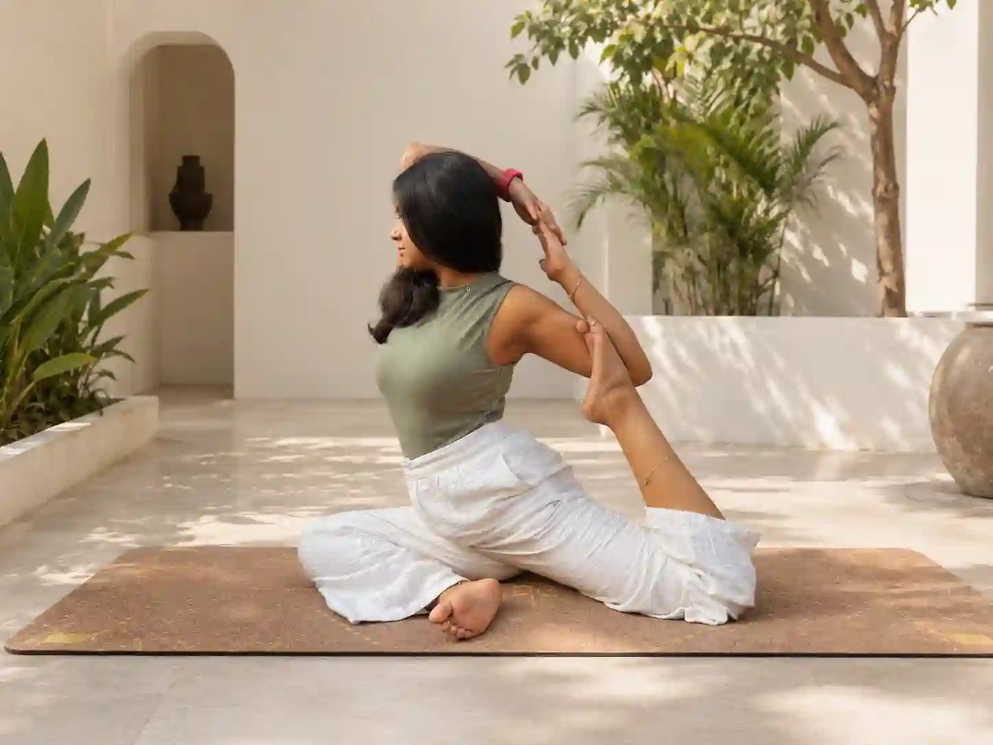 Dipika in purna kapotasana